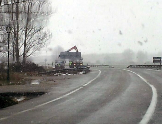 Salida de un vehículo en la N-122