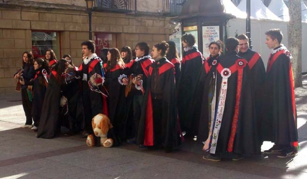 Los tunos cantando en el Collado
