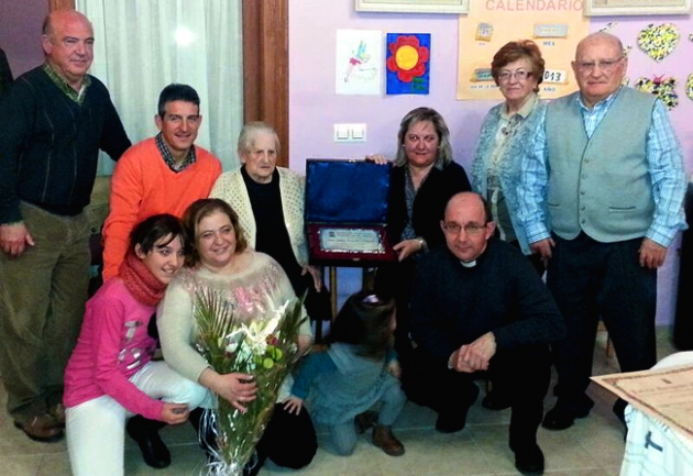 Julita, sentada, con sus familiares