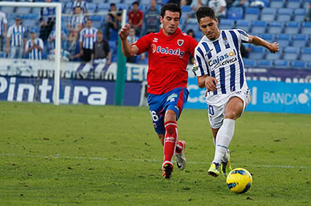 Natalio luche un balón