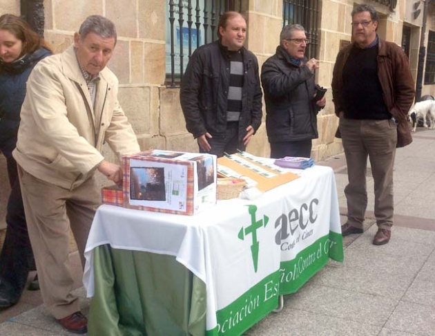 Mesa informativa de la AECC