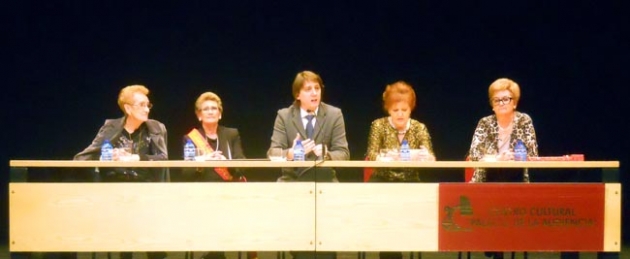 Mínguez, en el centro, se dirige a las mujeres en la Audiencia 