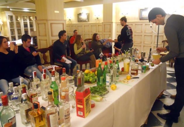 Una de las clases de coctelería