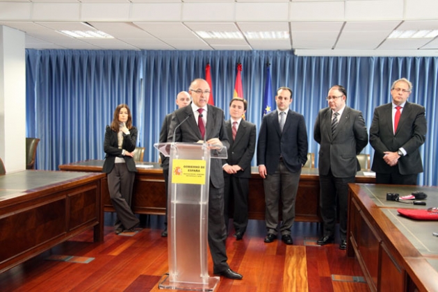 Delegado de la Junta con representantes de automoción