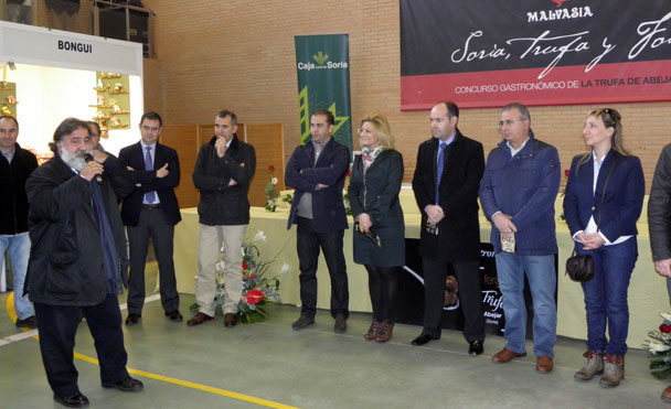 Javier Pérez, en la inauguración de la muestra, con las autoridades