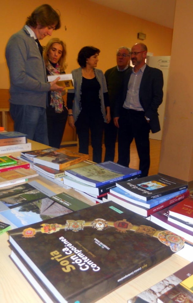 Visita del alcalde al banco de libros