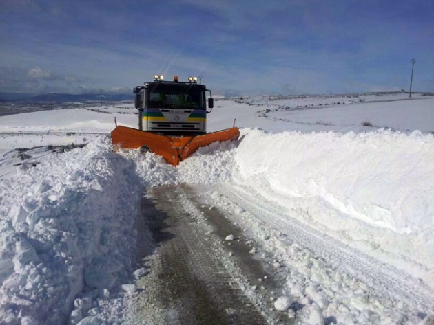 Quitanieves de Diputación en una carretera