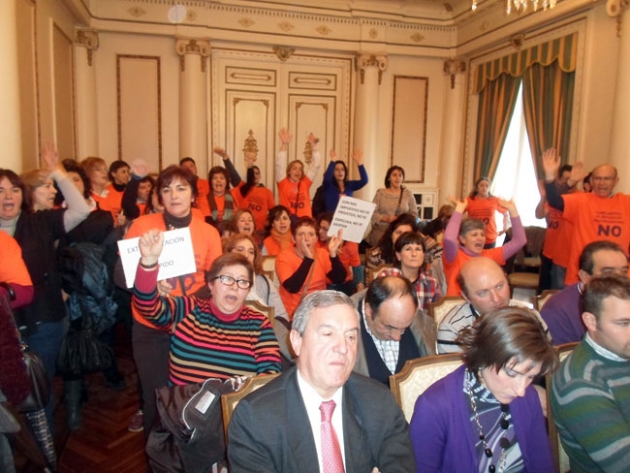 Trabajadores de residencias, en un Pleno de Diputación