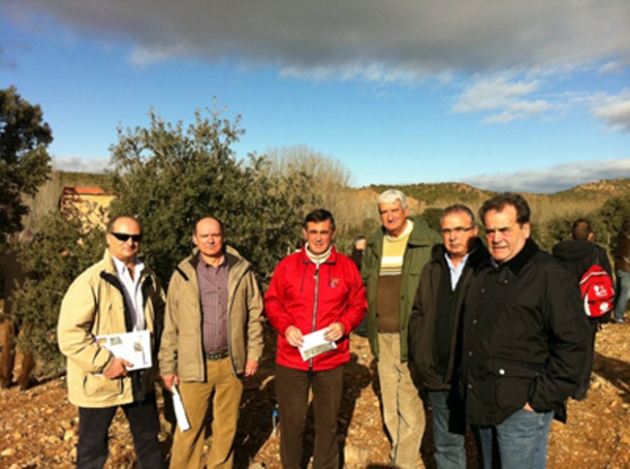 Representantes de Diputación en una plantación trufera de Teruel