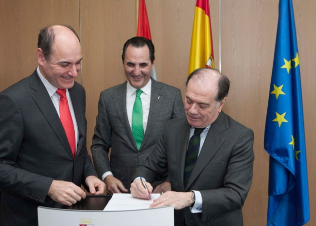 Firma del convenio con Iberaval