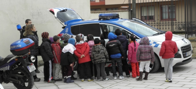 Alumnos recibiendo la charla
