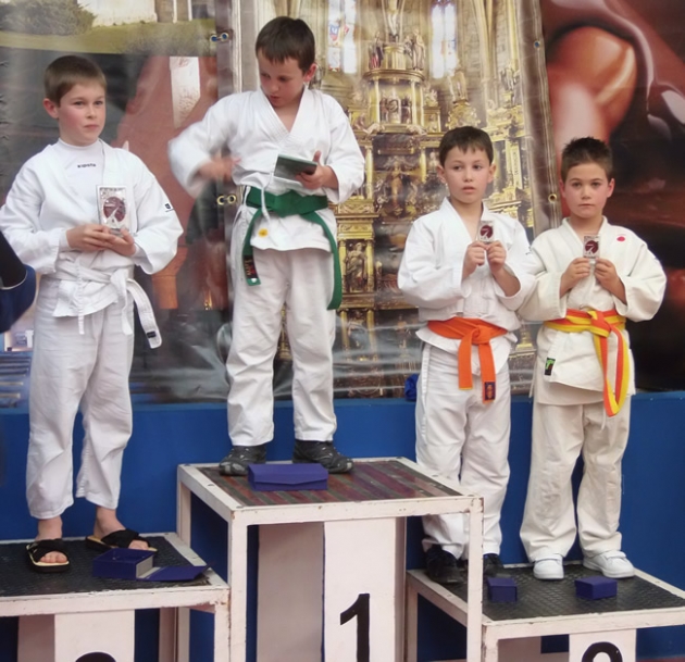 Víctor Llanos, primero por la derecha