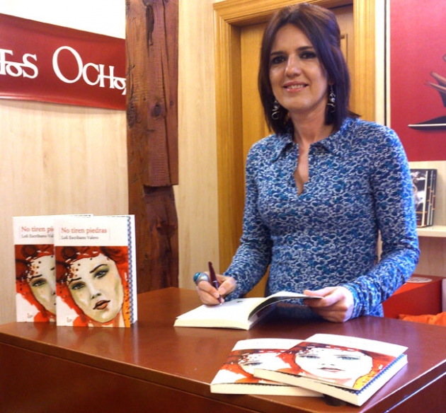 Escribano firmando su nuevo libro