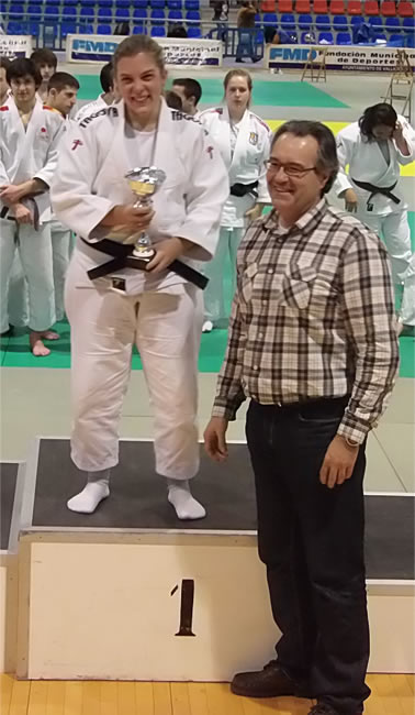 Vanesa Palomar con su trofeo