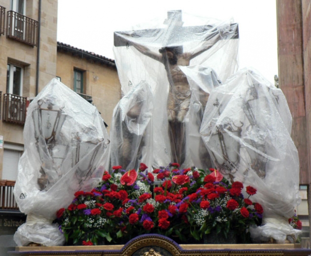 El paso, protegido con plásticos