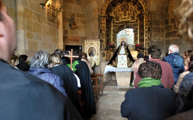 Interior de la ermita en la oración