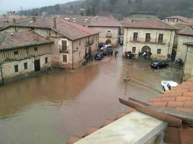 Plaza Mayor de Salduero inundada