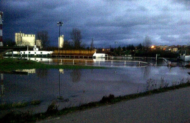 Las aguas devastan la tapia del campo