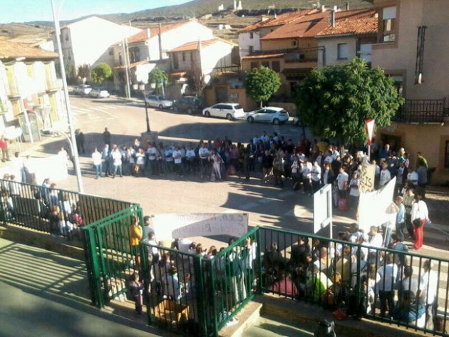 Concentración en San Pedro, para defender el primer ciclo de la ESO