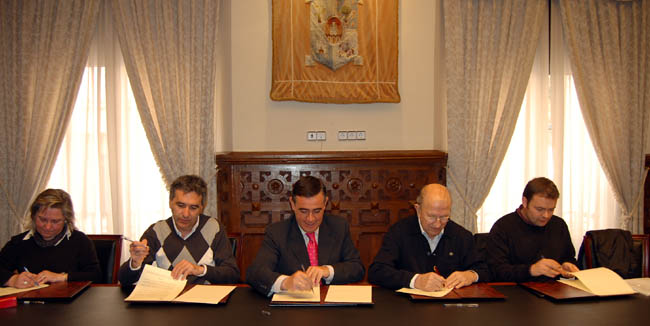 Rúbrica del convenio en la Diputación