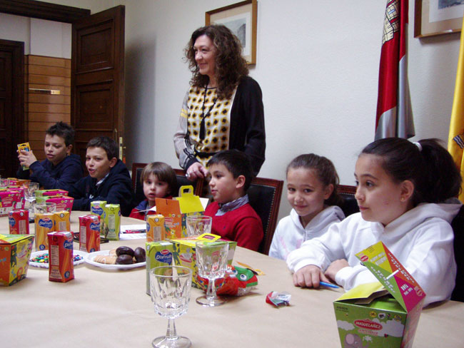 Heredia con un grupo de hijos de los empleados