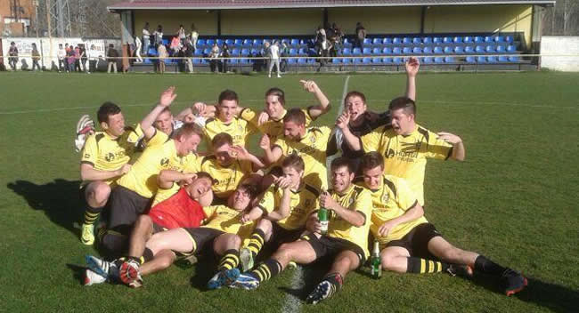 Los jugadores celebrando el triunfo