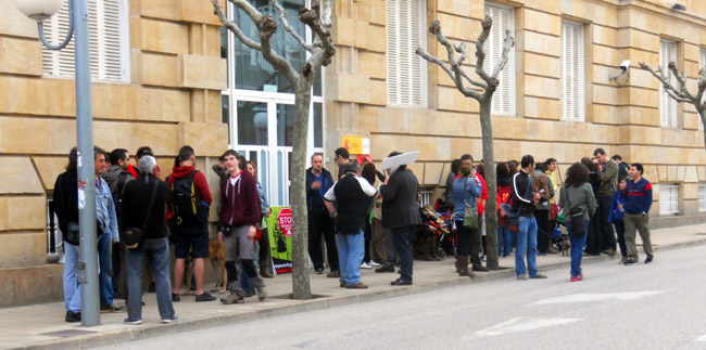 Manifestantes frente a la Subdelegación