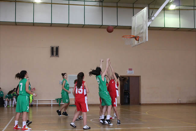 Paula en un tiro a canasta