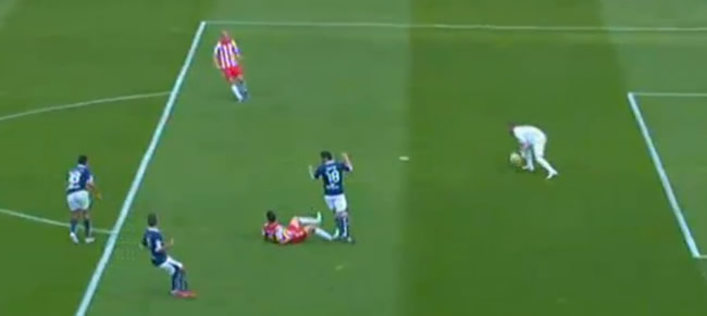 Biel Ribas atajando el balón