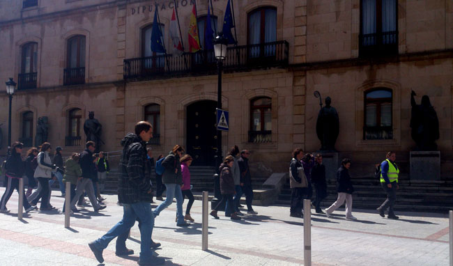 Los caminantes en la ciudad