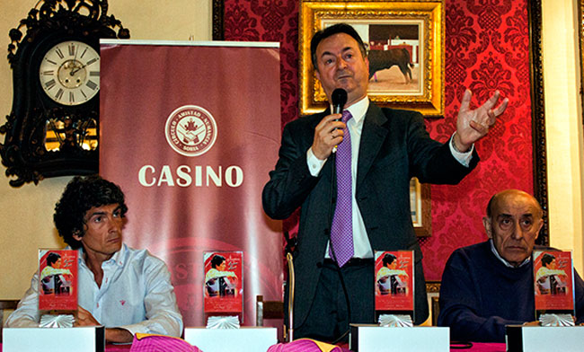 El valor del arte: emocionante charla para inaugurar la exposición fotográfica sobre Rubén Sanz