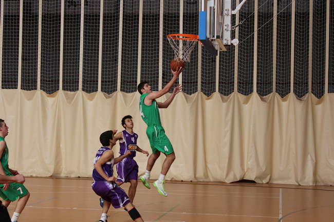 Dani entrenado a canasta