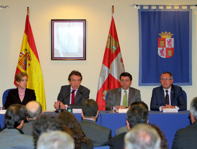 Santiago-Juárez con los delegados de la Comunidad