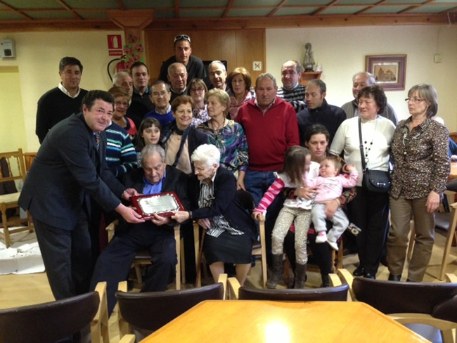 Amador y su familia recibiendo el homenaje