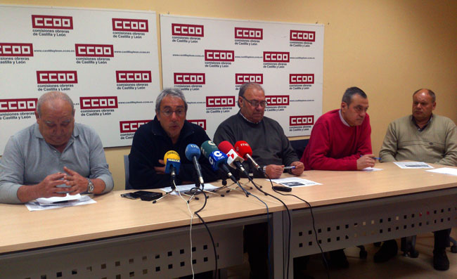 León, (izda,), Catalina, Peña y Torres en rueda informativa