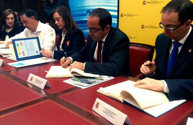 Rúbrica del convenio en la Subdelegación