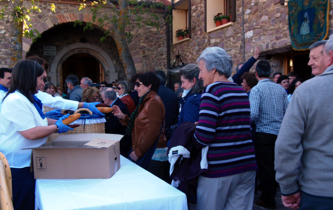 Reparto del chorizo en Olmacedo