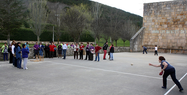 Una pardida de bolos en el frontón de Salduero
