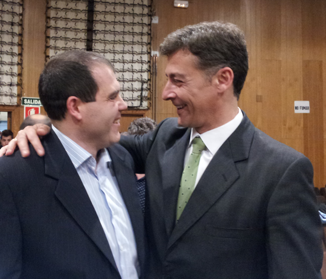 Abrazo entre Osuna y Garrido