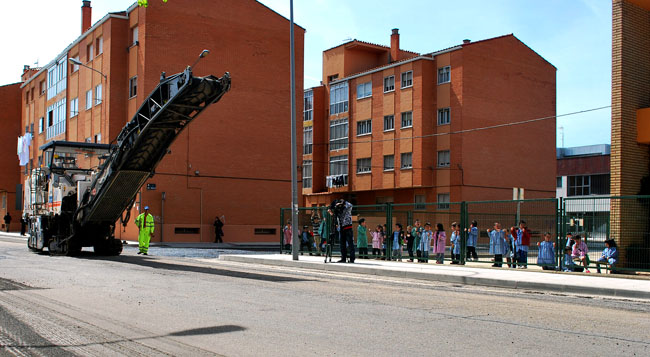 Niños del Fuente del Rey ven las obras
