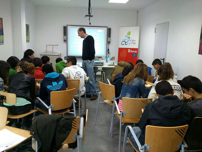 El programa People C2Cero de la capital lleva a 240 estudiantes sus talleres sobre energías renovables y recoge sus propuestas de eficiencia