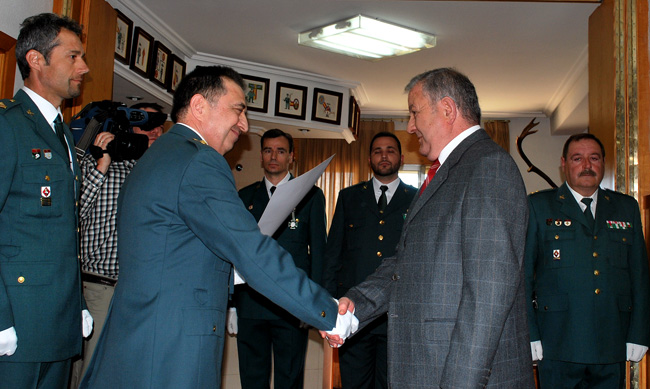 El agente Cavillo tras recibir su diploma