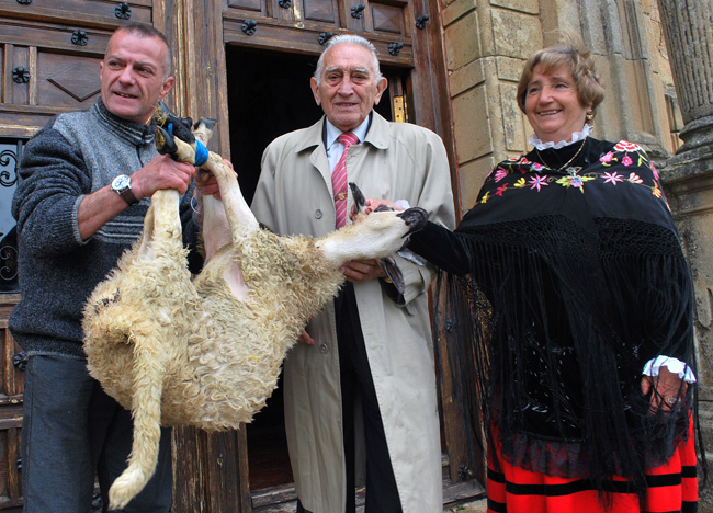 Rogelio Villar (ctro.), con el cordero subastado