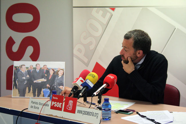 Nuñez muestra una foto de la visita de Pardo a la CMA