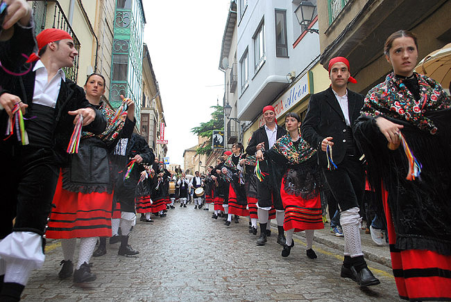Danzantes hacia la plaza Mayor