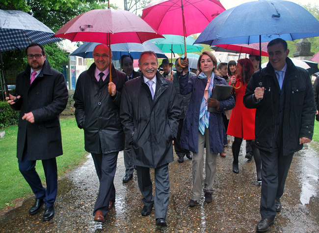 El alcalde, en el centro flanqueado por el delegado del Gobierno y la directora general de Medio Rural