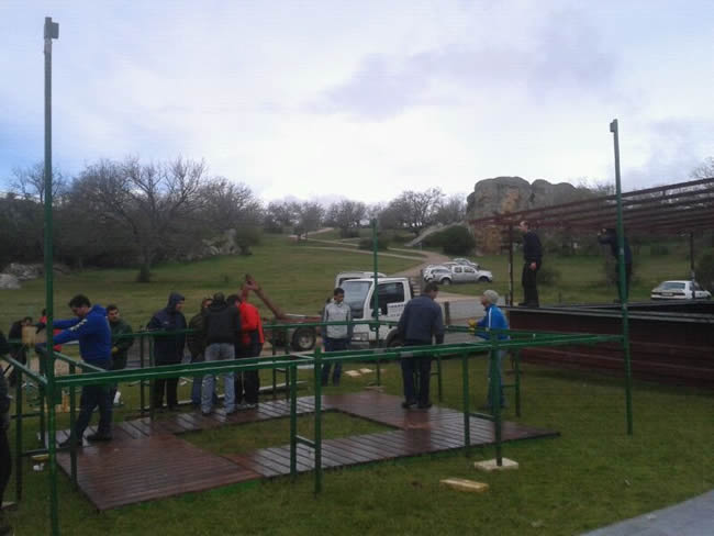 Los peñistas trabajando