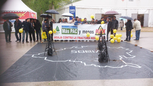 Protesta por el fracking en la Feria de Almazán