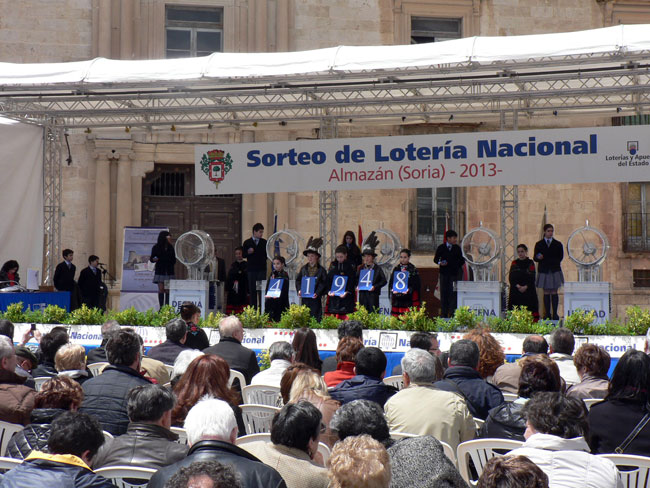 La plaza se llenó para presenciar el sorteo