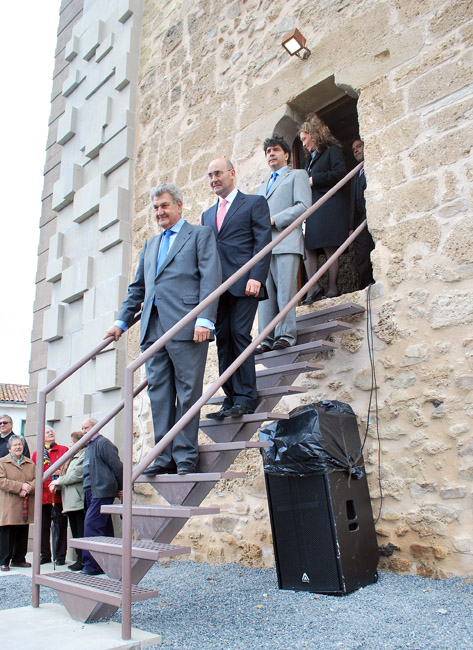 Las autoridades descienden por la escalera de acceso tras la inauguración